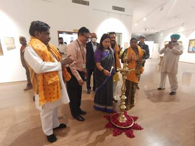 केंद्रीय संस्कृति राज्य मंत्री मीनाक्षी लेखी ने ललित कला अकादमी में ‘भारतमाता एवं भारत के नायक’ प्रदर्शनी का किया उद्घाटन As part of the flagship initiative of 'Azadi Ka Amrit Mahotsav', Union Minister of State for Culture, Smt. Meenakshi Lekhi today inaugurated