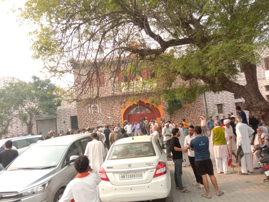 रोहतक में BJP उपाध्यक्ष समेत नेताओं को किसानों ने बनाया बंधक, माहौल तनावपूर्ण