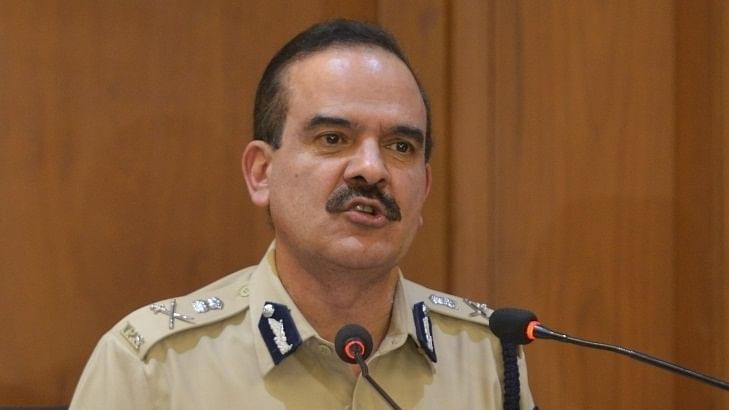 कई महीनों से परिवार समेत लापता हुए मुंबई के पूर्व पुलिस कमिश्नर परमबीर सिंह, 2 अन्य लोगों के साथ ‘भगोड़ा’ घोषित A magisterial court in Mumbai on Wednesday accepted a plea by the Mumbai Police to declare former city police commissioner Param Bir Singh