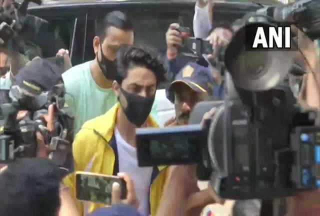 मुंबई क्रूज ड्रग केस: उपस्थिति दर्ज कराने एनसीबी कार्यालय पहुंचे आर्यन खान