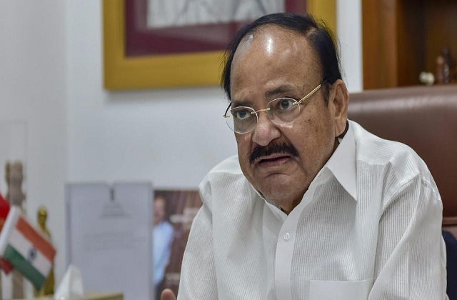 उपराष्ट्रपति एम. वेंकैया नायडु ने उन्नत एलएचबी रेक और अतिरिक्त विस्टाडोम कोच के साथ विशाखापत्तनम-किरंदुल पैसेंजर ट्रेन को दिखाई हरी झंडी The Vice President said that due to this proactive approach, the shortage of goods and food stocks has reduced to a great extent.