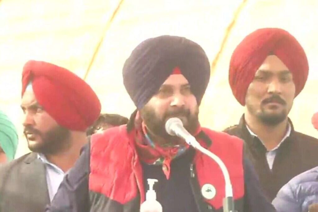 एक बार फिर पंजाब सरकार पर भड़के नवजोत सिंह सिद्धू , भूख हड़ताल करने की दी धमकी In Punjab, the Chief Minister has been changed but till now Navjot Singh Sidhu has not changed. Sidhu, who had a tussle with Captain