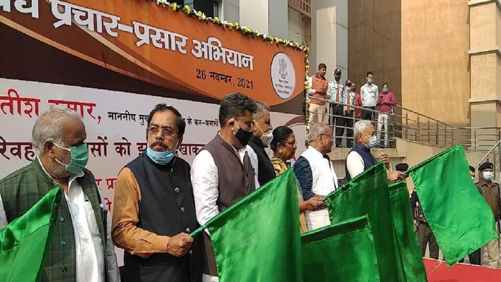 बिहार के अधिकारियों और सरकारी कर्मचारियों ने ली शराब नहीं पीने की शपथ, सीएम नीतीश ने प्रचार रथ दिखाई हरी झंडी In order to make the prohibition a success, Chief Minister Nitish Kumar flagged off the chariot for its propaganda. A function held in Patna