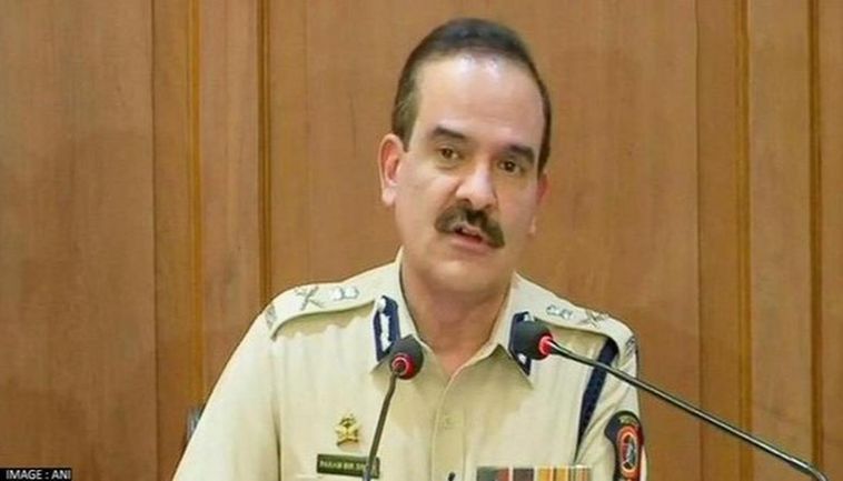 भगोड़े पूर्व पुलिस कमिश्नर परमबीर सिंह पहुंचे क्राइम ब्रांच ऑफिस Former Mumbai Police Commissioner Parambir Singh has reached the Crime Branch office. Parambir Singh was quite missing