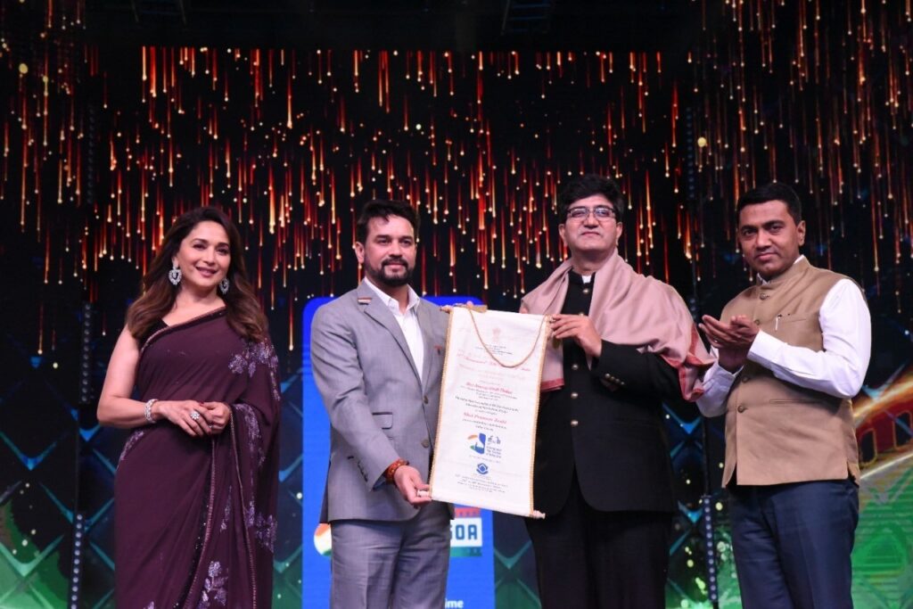 Renowned lyricist and composition writer Prasoon Joshi recited the lines "Ek sky is low, aur sky is mangwa do..."