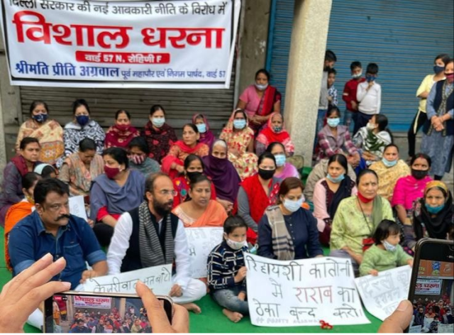 मेयर प्रीति अग्रवाल के नेतृत्व में दिल्ली सरकार की नई आबकारी नीति का विरोध