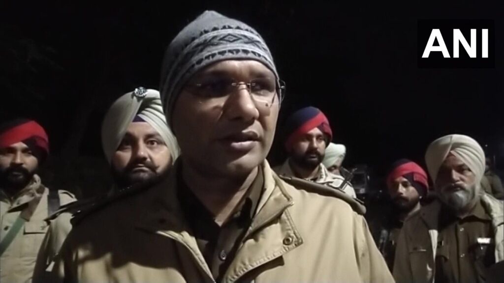 पंजाब के पठानकोट में भारतीय सेना के कैंप के पास हमला, पूरे शहर में जारी हुआ अलर्ट Blast took place near Indian Army camp in Pathankot, Punjab. The blast happened with a grenade. This caused a stir. Police force and senior