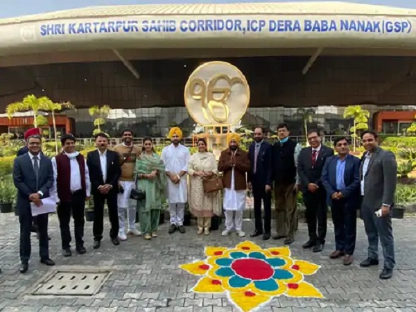श्री करतारपुर साहिब पहुंचे सीएम चन्नी, नतमस्तक से पहले करतारपुर कारीडोर खोलने पर केंद्र सरकार को दिया धन्यवाद Chief Minister Charanjit Singh Channi reached Sri Kartarpur Sahib across the border today on the occasion of Prakash Parv of Sri Guru Nanak