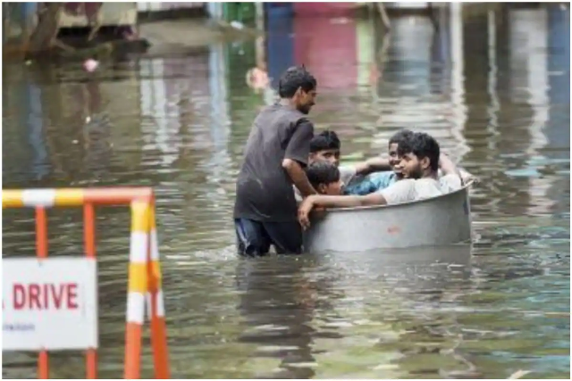 बारिश का कहर: चेन्नई में लोग सड़कों पर चला रहे नाव, स्कूल-कॉलेज आज से बंद
