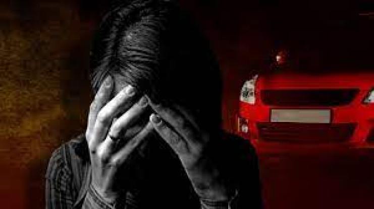 मथुरा: रेप पीड़िता ने खाया ज़हर, पुलिस पर लगाया गंभीर आरोप In Mathura district of Uttar Pradesh, the victim of rape in a moving car tried to commit suicide by consuming poison. The victim alleges