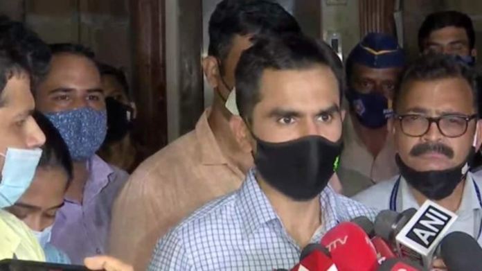 नवाब मलिक के आरोपों पर बोले समीर वानखेड़े- ‘हमें लगातार गलत तरीके से फंसाने की कोशिशें हो रही हैं’ Sameer Wankhede, Zonal Director of Narcotics Control Bureau, dismissed all the allegations being leveled against him and his family.