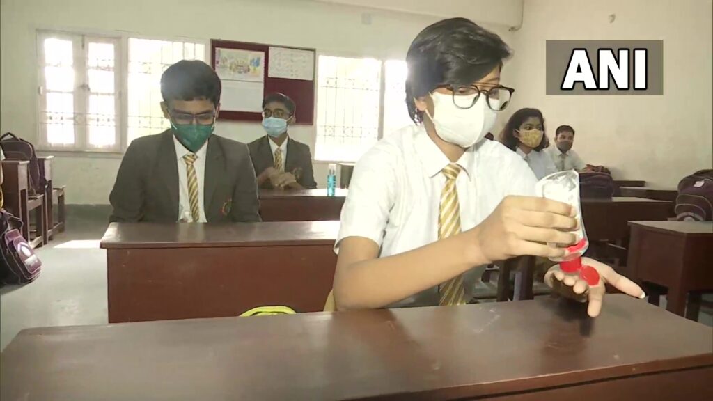 पश्चिम बंगाल: राज्य में आज से खुले स्कूल, 9वीं से 12वीं तक के बच्चों में दिखा उत्साह Schools from class 9 to 12 have opened in West Bengal today, that is, from Tuesday, November 16, due to which the school