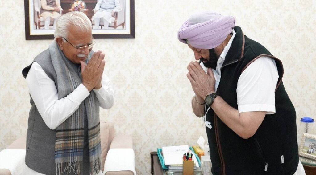 कैप्टन अमरिंदर सिंह ने हरियाणा के मुख्यमंत्री खट्टर से की मुलाकात Former Punjab CM Captain Amarinder Singh met Haryana Chief Minister Manohar Lal Khattar at his official residence on Monday.