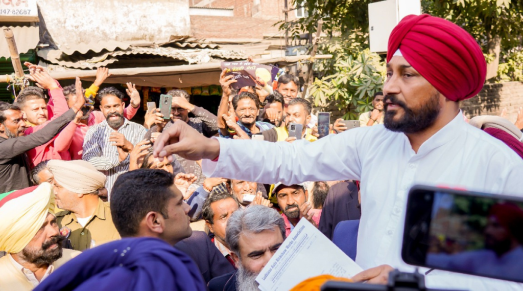 सीएम चन्नी ने किया ऐलान, माफ होंगे ऑटो चालकों को लंबित चालान Punjab CM Charanjit Singh Channi assured auto-rickshaw drivers and said that their pending challans would be waived off.