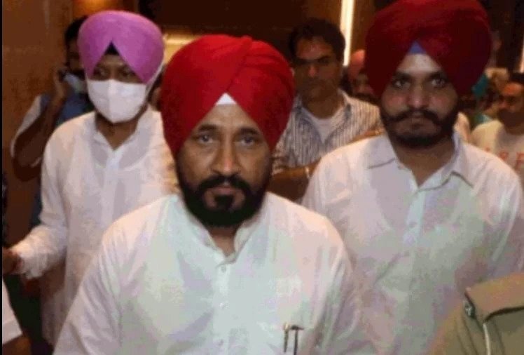 मुख्यमंत्री चन्नी ने जयपुर में राजस्थान के मुख्यमंत्री गहलोत से की मुलाकात, जानें किन मुद्दों पर हुई चर्चा Punjab Chief Minister Charanjit Singh Channi met Rajasthan Chief Minister Ashok Gehlot in Jaipur on Sunday.