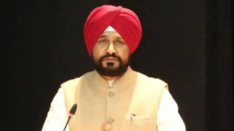 पंजाब सरकार ने सेवामुक्ति के बाद दोबारा नौकरी पर तैनात मुलाजिमों और अफसरों को तुरंत हटाने का दिया आदेश The Punjab government has again taken a big decision today. According to the information, the Channi government re-appointed