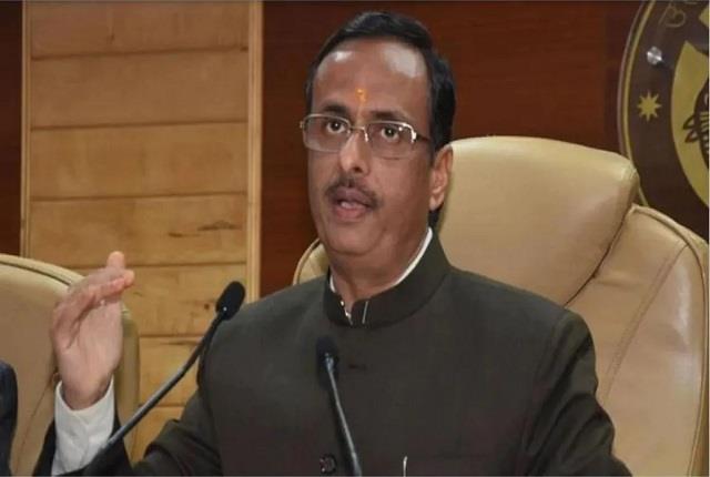 उत्तर प्रदेश: डिप्टी सीएम दिनेश शर्मा ने समाजवादी परफ्यूम पर तंज कसा Uttar Pradesh Deputy CM Dinesh Sharma took a dig at "Samajwadi perfume" during his two-day visit to Agra. He said that the smell of crime