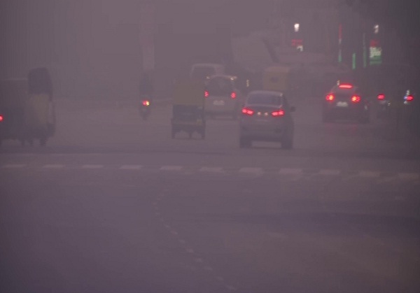 गैस चैंबर बनी राजधानी दिल्ली, AQI 386 पर पहुंची हवा की गुणवत्ता There was no significant improvement in the climate of Delhi-NCR even today. According to the System of Air Quality and Weather Forecasting