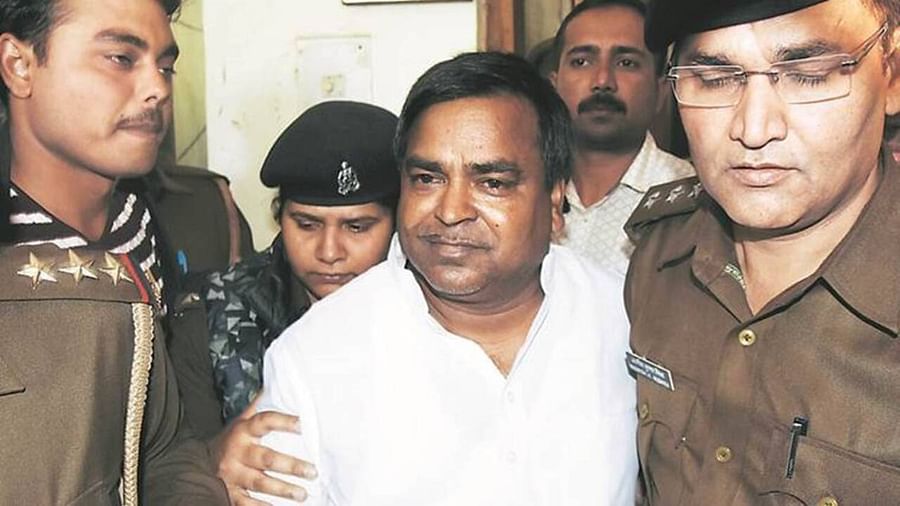 गैंगरेप मामलें में पूर्व मंत्री गायत्री प्रजापति सहित तीन लोगों को मिली उम्रकैद, दो लाख रुपये का जुर्माना Gayatri Prasad Prajapati, who was a cabinet minister in the Samajwadi Party government, and two others were sentenced to life imprisonment
