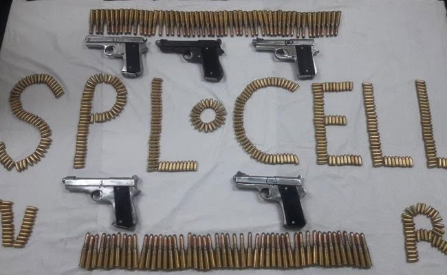 बदमाशों की बंदूकों में गोलियां भरते गन डीलर In Delhi, cases of shooting/running by criminals during daily murder, robbery incidents are increasing wildly. Although the police also