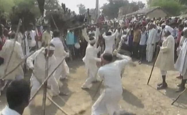 यूपी के जालौन में मनाई गई अनोखी दिवाली, सड़कों पर लट्ठ लेकर निकले लोग
