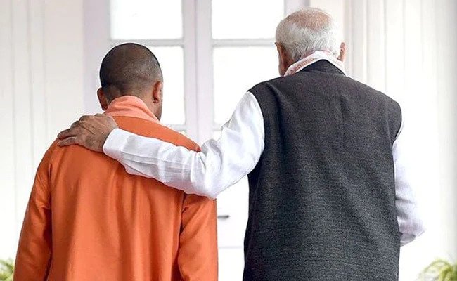 रक्षा मंत्री राजनाथ सिंह ने खोला राज, सीएम योगी के कंधे पर हाथ रखकर क्या बोले थे पीएम मोदी Defense Minister Rajnath Singh made a big disclosure in the booth president's conference held in Sitapur on Thursday. He told that