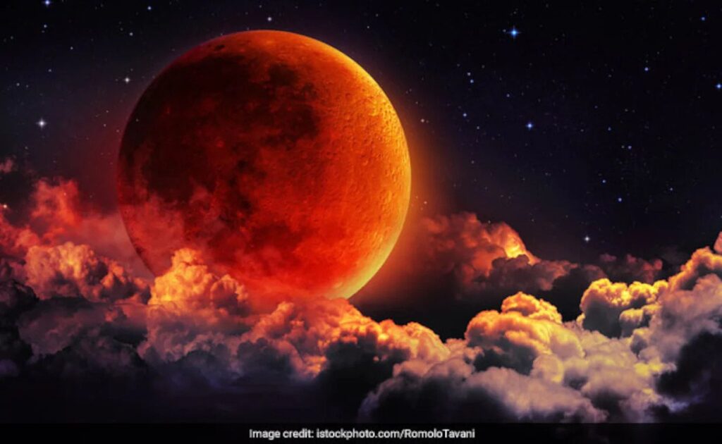 19 नवंबर को लगने जा रहा है साल का सबसे आखिरी और बड़ा चंद्र ग्रहण, जानें इससे जुड़ी अहम बातें The last lunar eclipse of the year 2021 is going to take place on 19 November 2021. According to the Hindu calendar, the last lunar