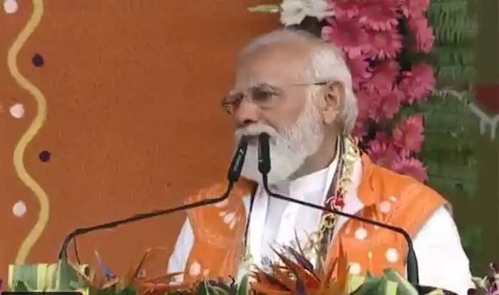 प्रधानमंत्री मोदी ने जनजातीय समुदाय के कल्याण के लिए कई पहल शुरू की, आदिवासियों की दुर्दशा पर कांग्रेस पर निशाना साधा Addressing the Tribal Pride Day celebrations, PM Modi said that the tribals were not given their dues and were denied basic facilities.