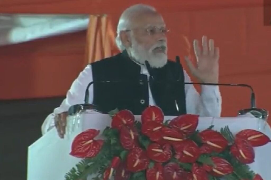 प्रधानमंत्री मोदी ने उत्तर प्रदेश के महोबा में विभिन्न विकास परियोजनाओं का उद्घाटन किया Prime Minister Narendra Modi on Friday inaugurated various development projects in Mahoba, Uttar Pradesh. During this, he said