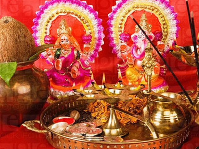 दीपावली 2021: लक्ष्मी पूजन से पहले कर लें तैयारी, यहां देखें समानों की लिस्ट According to the Hindu calendar, the festival of Diwali is celebrated on the new moon day of Kartik month and has special significance