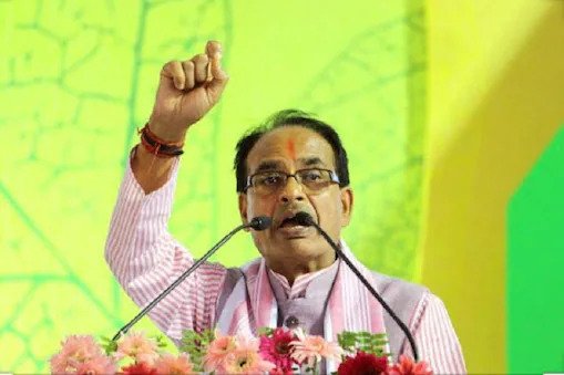 अपने गांव में पानी की समस्या से नाराज हुए सीएम शिवराज सिंह चौहान, गुस्से में बोल- अब मैं टोंटी भी चेक करूं? Although CM Shivraj Singh Chouhan looks very cool, but his anger due to the attitude of the officers on the complaint of the general public