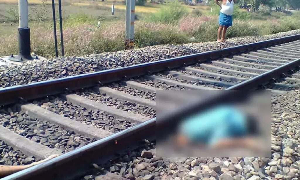 यूपी के जौनपुर में दर्दनाक वारदात, गरीबी से परेशान 3 नाबालिग बहनों ने ट्रेन के सामने कूदकर दी जान दी One such thing has come to light from Jaunpur in Uttar Pradesh which has surprised everyone. Due to poverty, three girls of a family