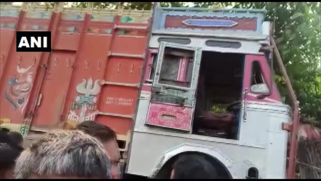 यूपी के गाजीपुर में भीषण सड़क हादसा, अनिंयत्रित ट्रक ने चाय की दुकान को टक्कर मारी, 6 लोगों की मौत A horrific road accident took place in Ghazipur district of Uttar Pradesh on Tuesday morning. A speeding truck hit the tea shop, due