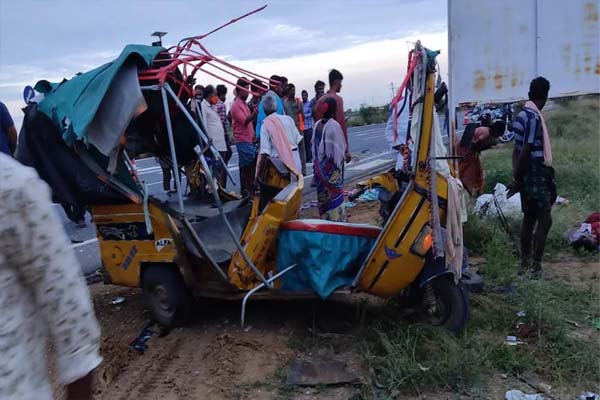 आंध्र प्रदेश में दर्दनाक हादसा: ऑटो से जा रही महिला मजदूरों को ट्रक ने रौंदा, 6 लोगों की मौत