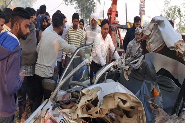 हरियाणा के कुरुक्षेत्र में दर्दनाक हादसा: पेड़ से टकराई कार, 5 की मौत, क्रेन से निकाले शव