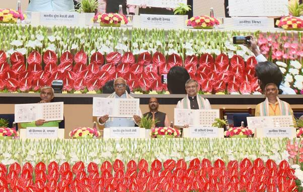 BMS के संस्थापक दत्तोपंत ठेंगड़ी की स्मृति में केंद्रीय संचार मंत्री अश्विनी वैष्णव ने जारी किया डाक टिकट