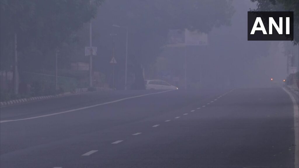 राजधानी दिल्ली में सांस लेना भी हुआ दुश्वार, जहरीली हवा में हांफने को मजबूर है लोग