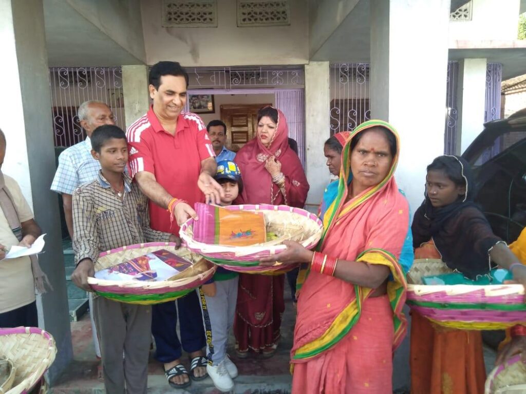 मंजुबाला ने छठव्रतियों के बीच बांटा साड़ी और छठ पूजन सामग्री Manjubala Pathak, president of Babu Dham Trust and former vice-president of Bihar Pradesh Mahila Congress, distributed saris, soup,