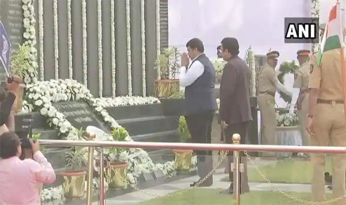 मुंबई की जनता ने आज 26/11 आतंकी हमले के पीड़ितों और शहीदों को दी श्रद्धांजलि Mumbai paid tribute to the security personnel and people who were martyred in the 26/11 terror attack in Mumbai. Maharashtra Governor Bhagat