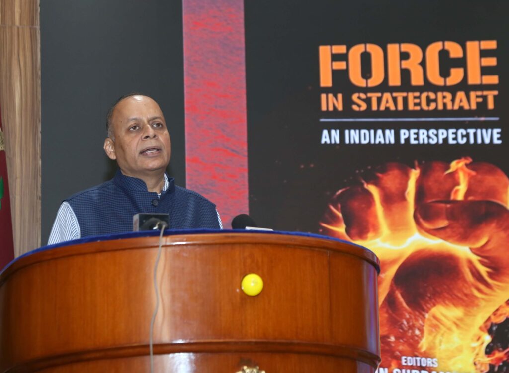 रक्षा सचिव डॉ. अजय कुमार ने एनडीसी में “फोर्स इन स्टेटक्राफ्ट” नामक पुस्तक का किया विमोचन Defense Secretary Dr. Ajay Kumar received Air Marshal Diptendu Choudhary, Commandant, National Defense College (NDC)