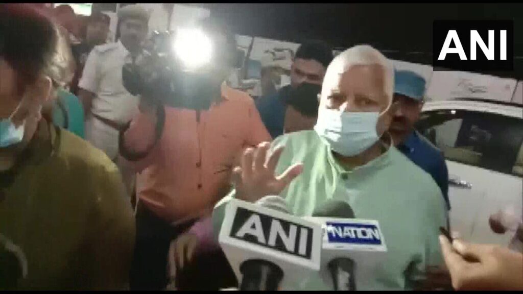 पत्नी और बेटे के साथ दिल्ली पहुंचे लालू यादव , बोले- इलाज कराने के लिए आया