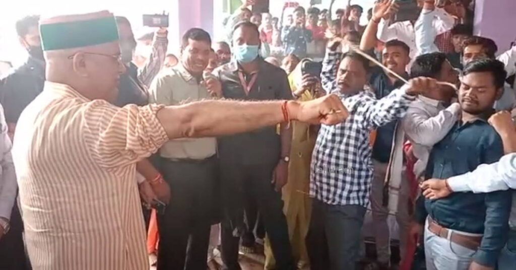 एक अनोखी परंपरा जिसमें शामिल हुए मुख्यमंत्री भूपेश बघेल, राज्य के कल्याण और विघ्नों के नाश के लिए सहा सोटे का प्रहार