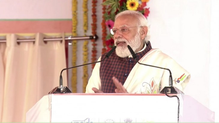PM Narendra Modi laid the foundation stone of Ganga Expressway in UP on Saturday. During this, he addressed the public meeting in UP.