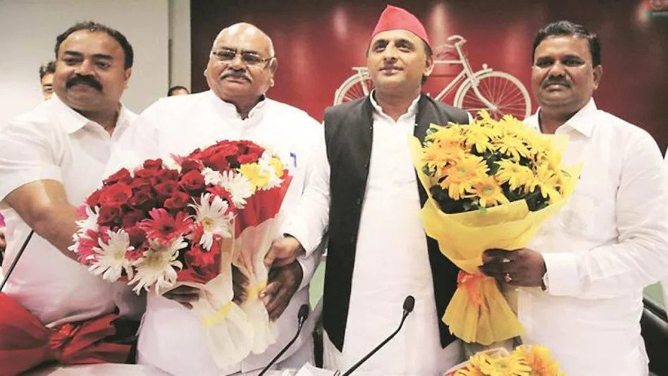 अपने नेताओं के ठिकानों पर लगातार पड़ रहे छापों से तिलमिलाए अखिलेश यादव, बीजेपी पर लगाया गंभीर आरोप Samajwadi Party President Akhilesh Yadav is stunned by the constant raids on his party leaders and is constantly attacking the BJP.