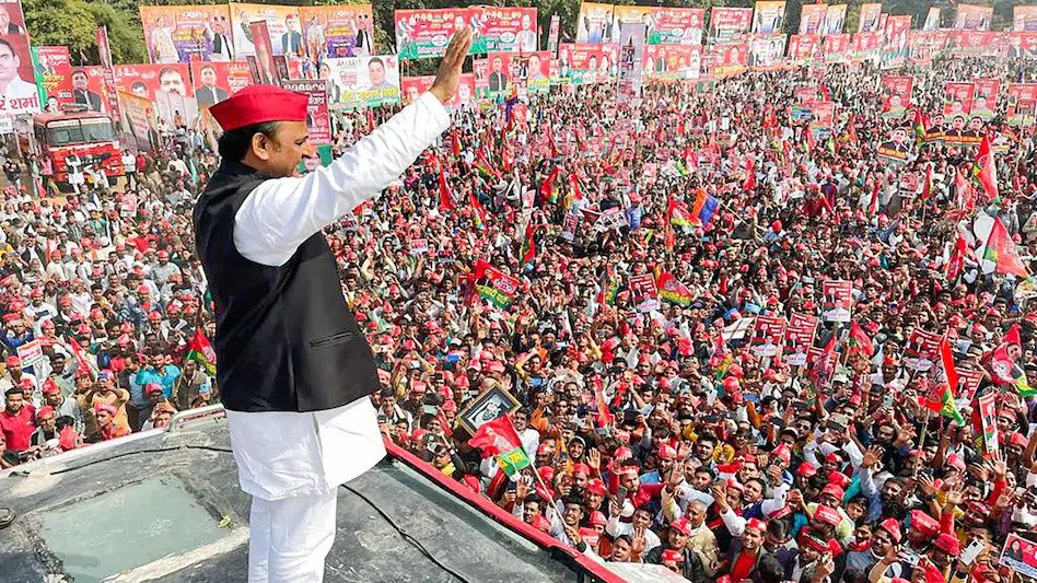 अखिलेश यादव ने जौनपुर में निकाली ‘समाजवादी विजय यात्रा’ Samajwadi Party chief Akhilesh Yadav took out 'Samajwadi Vijay Yatra' in Jaunpur on Tuesday ahead of the 2022 assembly elections.