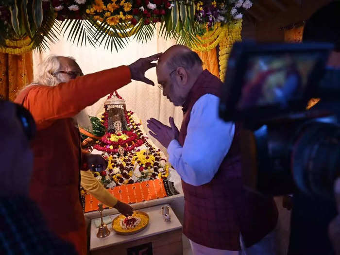 गृह मंत्री अमित शाह ने राम जन्मभूमि मंदिर में की पूजा-अर्चना Union Home Minister Amit Shah on Friday began his visit to Ayodhya by visiting the Ram Janmabhoomi Teerth Kshetra temple.