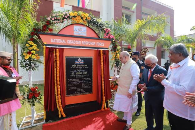 गृहमंत्री अमित शाह ने महाराष्ट्र यात्रा का दूसरा दिन, पुणे में एनडीआरएफ़ के जवानों के साथ किया भोजन और संवाद The Union Home and Cooperation Minister, Shri Amit Shah, on the second day of his Maharashtra visit today formally inaugurated the