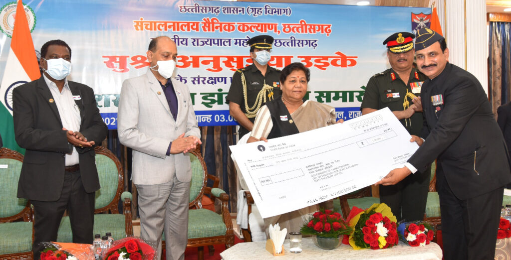 शहीद वीर नारायण सिंह ऐसे क्रांतिकारी नेता थे, जिन्होंने आदिवासी समाज की दशा और दिशा बदल दी और देश के लिए अपना सब कुछ न्यौछावर कर दिया: सुश्री उइके condition and direction of tribal society and sacrificed everything for the country. This was stated by the Governor Ms. Anusuiya Uikey