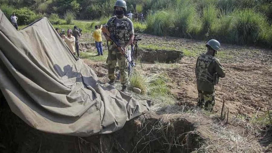 जम्मू-कश्मीर के आरएस पुरा इलाके में बीएसएफ जवानों ने नाकाम की घुसपैठ की कोशिश Another attempt to infiltrate from across the border was foiled by the Border Security Force personnel. A Pakistani woman was shot by BSF
