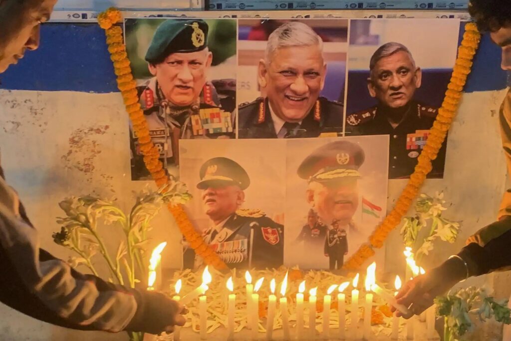 सुलूर से दिल्ली लाए जा रहे हैं सभी पार्थिव शरीर, पूरे सैन्य सम्मान के साथ होगा अंतिम संस्कार : जनरल बिपिन रावत India's first Chief of Defense Staff General Bipin Rawat died in a helicopter crash on Wednesday 8 December. A total of 14 people